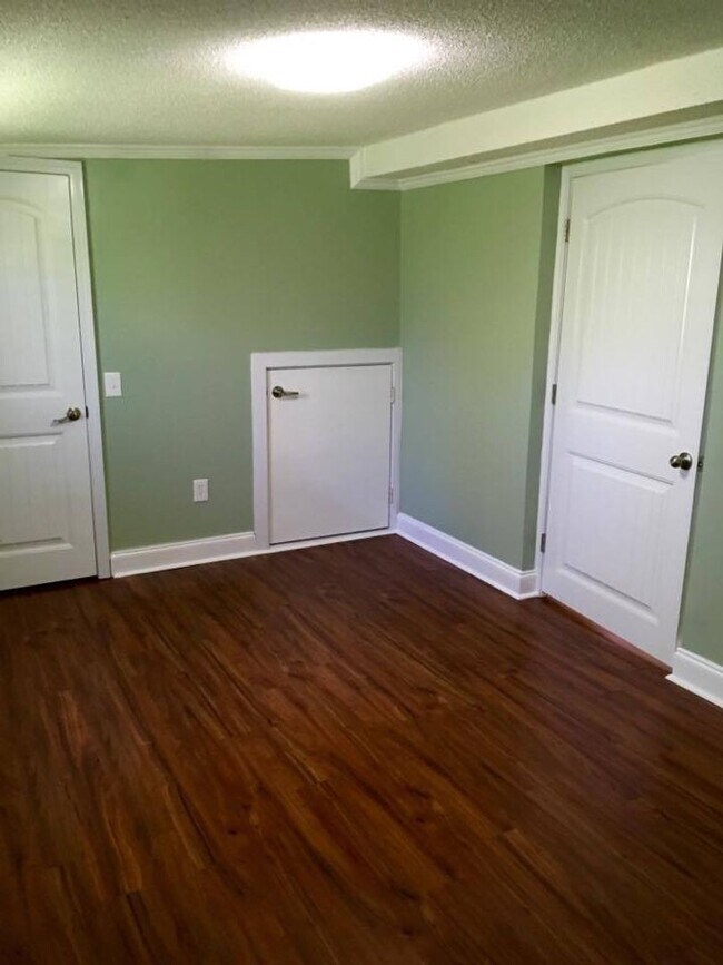 Building Photo - Fully Renovated Cottage with Lake Views in Gainesville