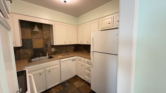 Building Photo - Welcome to your new charming 2 bed, 1.5 bath first floor condo!