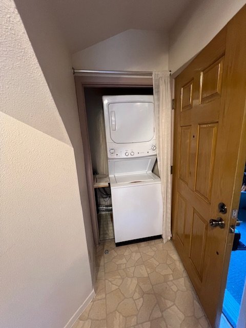 Building Photo - 1/1 Updated Unit in Triplex