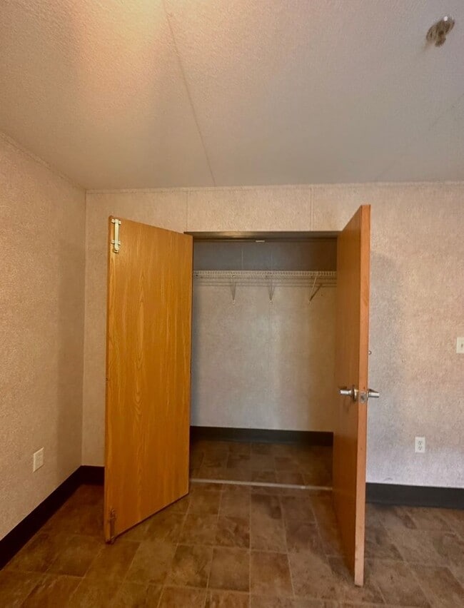 Building Photo - 3 Bed/2 Bath Home