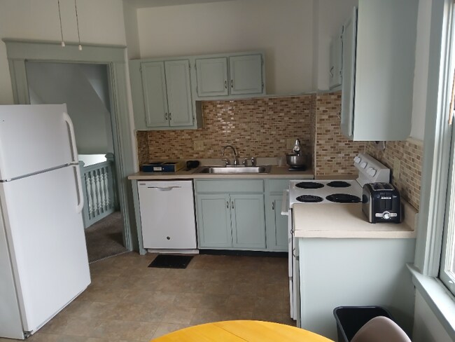 Foto del edificio - 2461 Fairview Ave