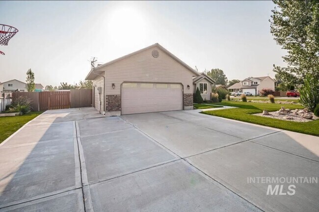 Foto del edificio - Spacious 5BR House in Ammon