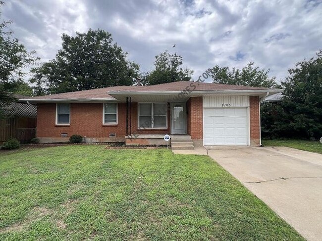 Photo - 2105 Maple Dr House