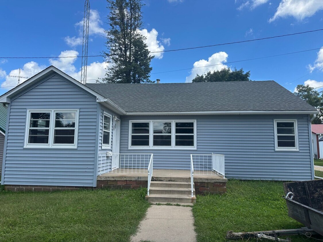 Foto principal - Cute 2 Bedroom Ranch w/ Laundry Hookups in...