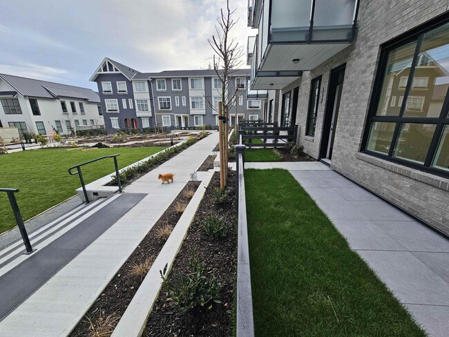 Building Photo - 15738-15785 85 Ave