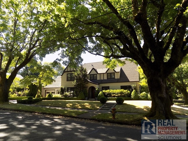 Building Photo - Gorgeous Tudor in Lovely Eastmoreland