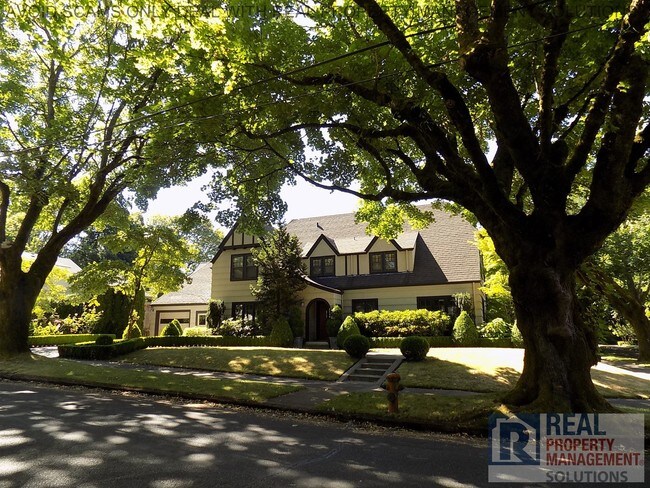 Foto del edificio - Gorgeous Tudor in Lovely Eastmoreland