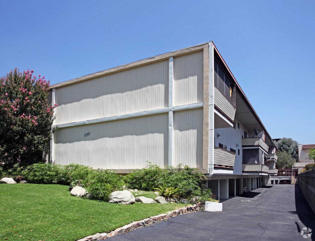 Primary Photo - 1320 N Columbus Ave