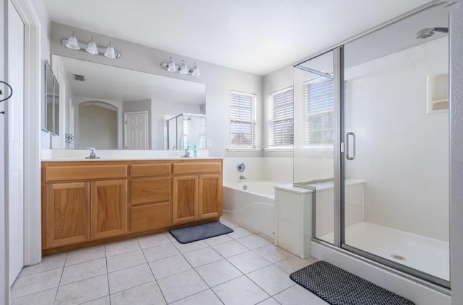 Building Photo - A SUPERB AND STUNNING 4 BEDROOM HOME IN TR...