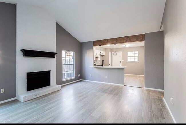 Foto del edificio - 4900 E Stassney Ln