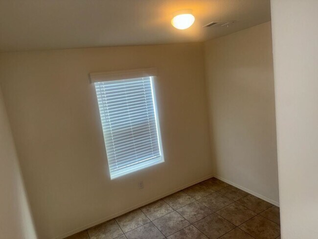 Foto del edificio - 1111 N Lamb Blvd