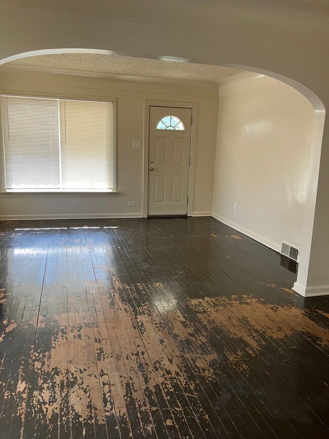 Building Photo - AVAILABLE NOW- 2 bedroom, 1 bath, detached...