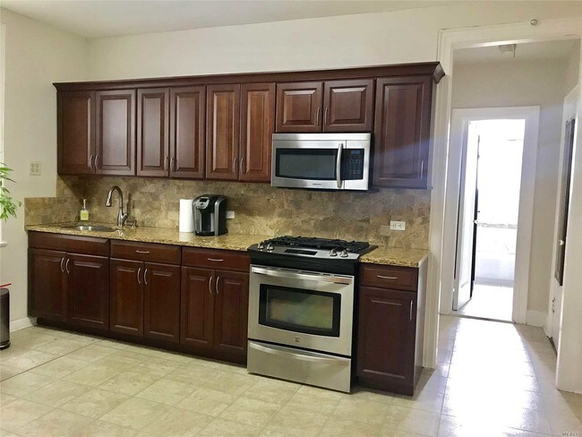 Building Photo - 928 E 211th St