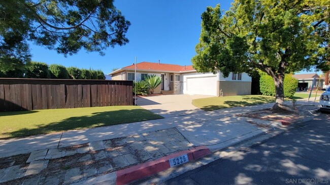 Foto del edificio - 5229 Irwin Ave