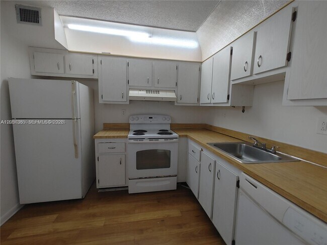 Building Photo - 1820 SW 81st Ave