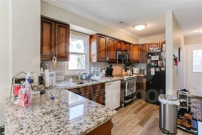 Building Photo - 2 Bed 1.5 Bath End Unit Townhome