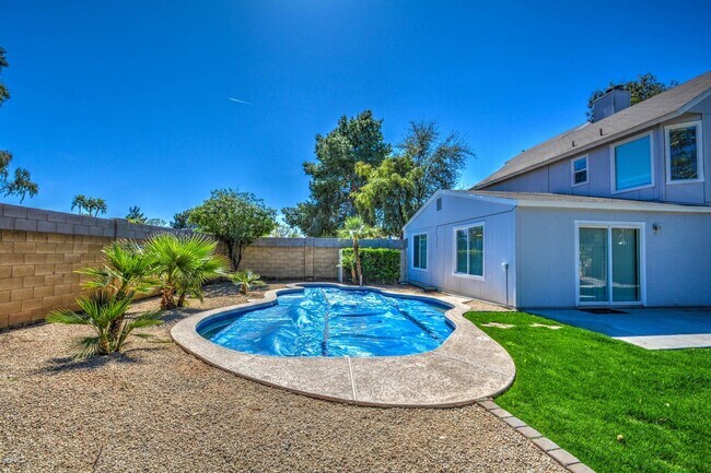 Foto del edificio - Offering 3 spacious bedrooms, 2.5 baths, l...