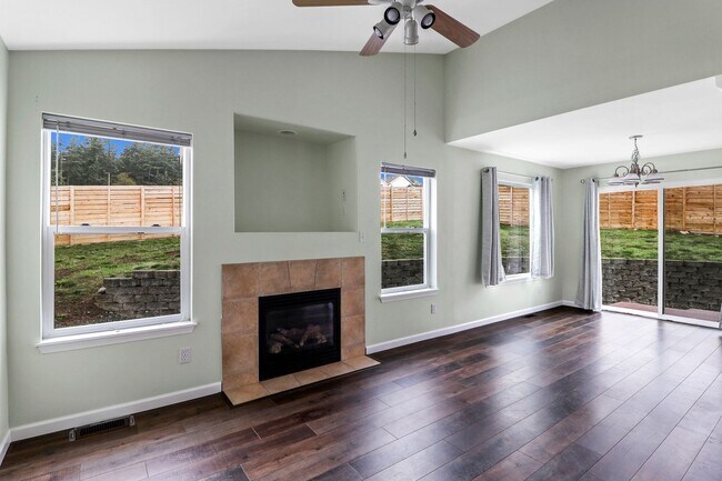 Building Photo - 4 Bedroom 2.5 Bathroom - Redwing - Pet Fri...