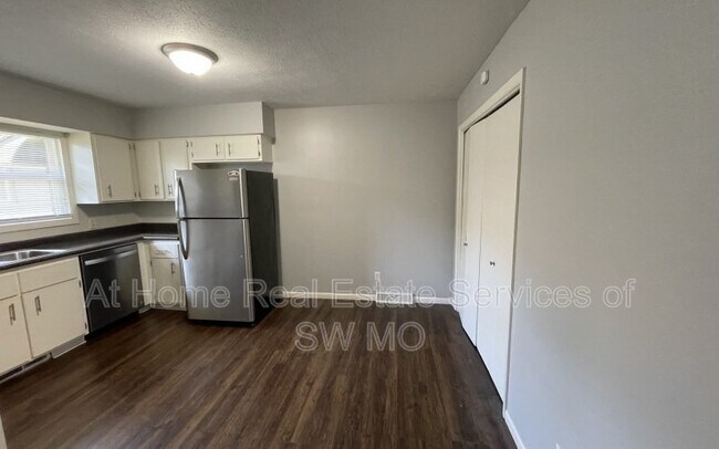 Foto del edificio - 1349 E Elm St