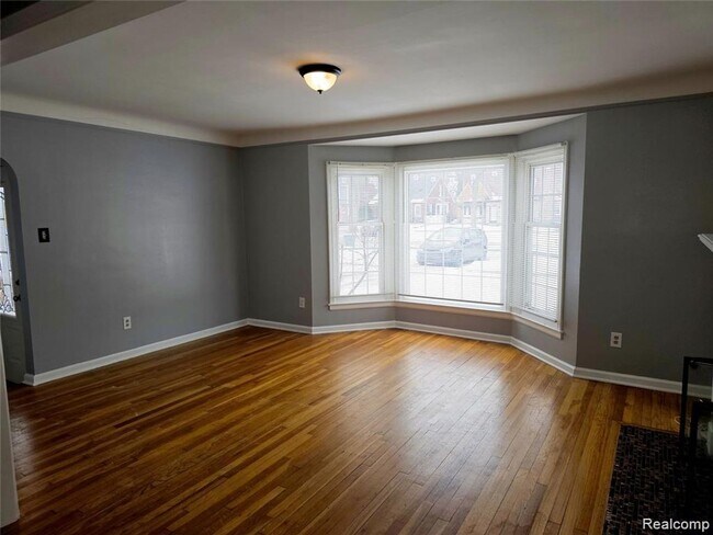 Foto del edificio - WELL MAINTAINED 3 BEDROOM 1.5 BATH BRICK BUNGALOW LOCATED IN ESTABLISHED WEST DEARBORN NEIGHBORHOOD