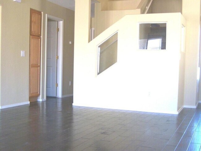 Foto del edificio - Welcome to 1056 E Lakeview Dr! Incredible ...