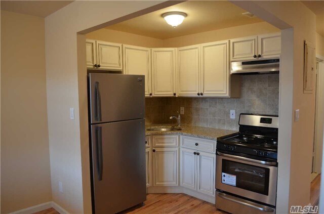 Building Photo - 637 Livonia Ave