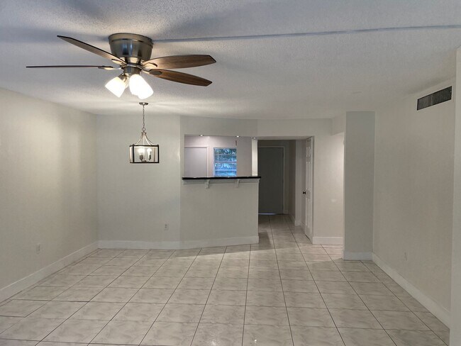 Building Photo - 2 Bedroom Condo in Jade Winds - North Miam...