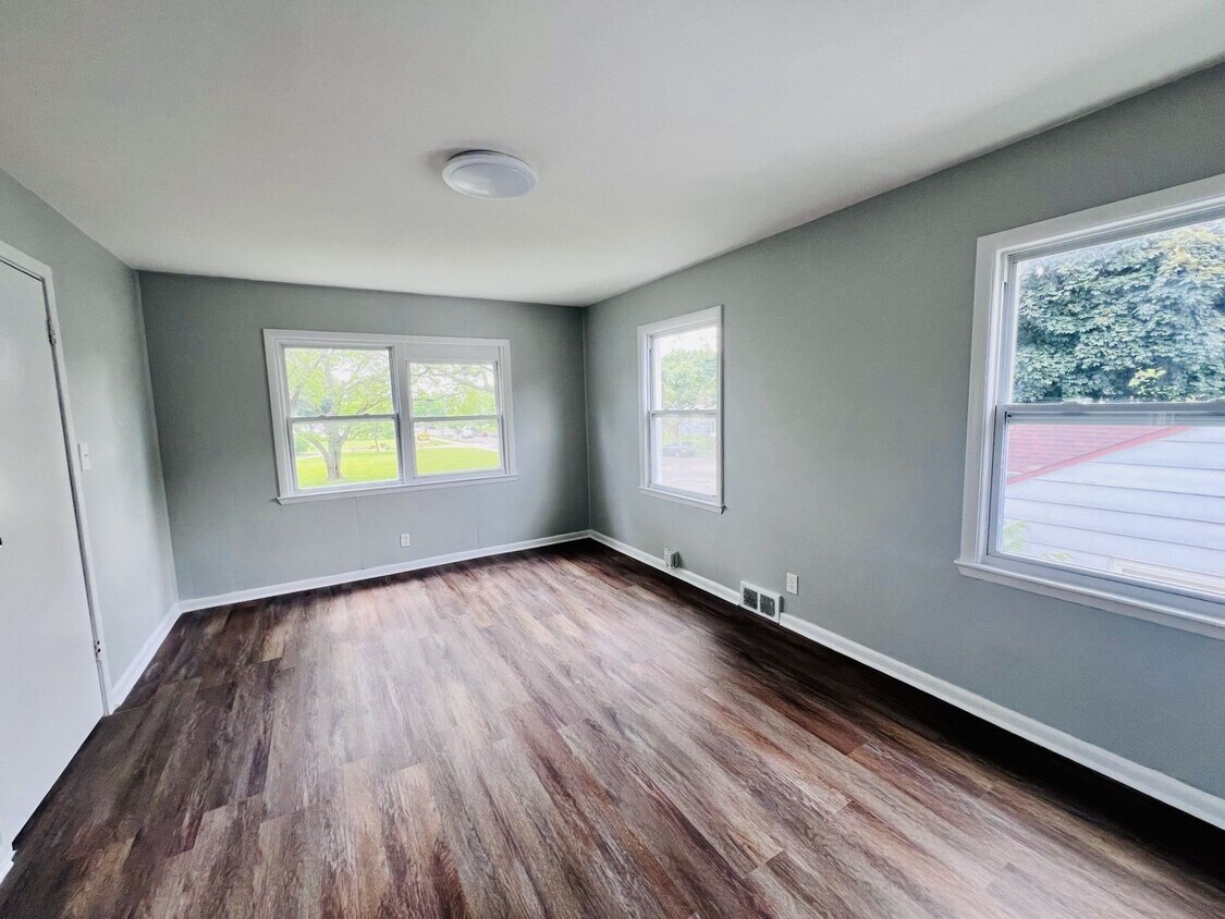 Foto principal - 6624-6626 W Carmen Ave (Duplex)