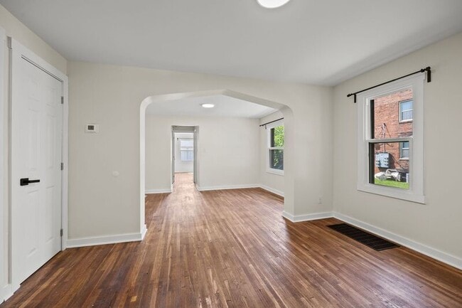 Building Photo - 1383 Eastview Ave