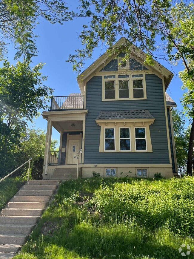 Building Photo - 1106 E Pryor Ave
