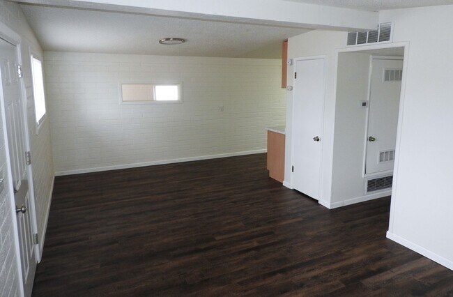 Foto del edificio - Beautifully Remodeled 3+1 Bungalow with Indoor-Outdoor Living