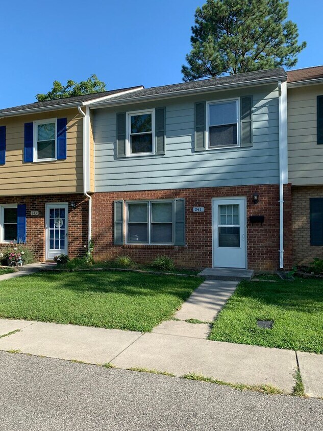 Foto principal - 3 Bedroom, 2.5 Bath Townhouse