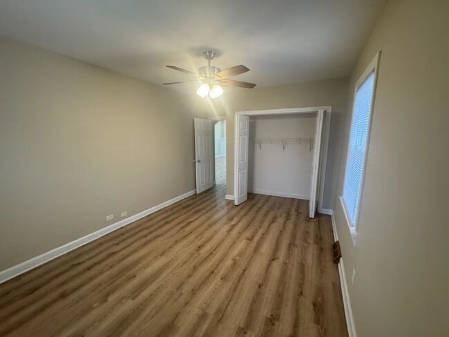 Building Photo - 6258 N Maplewood Ave