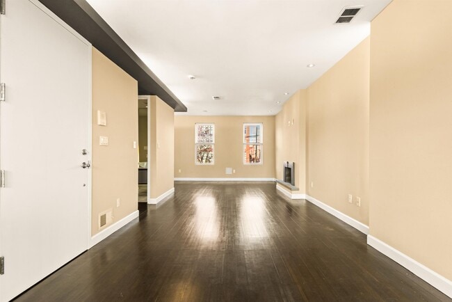 Building Photo - 526 Manila Ave