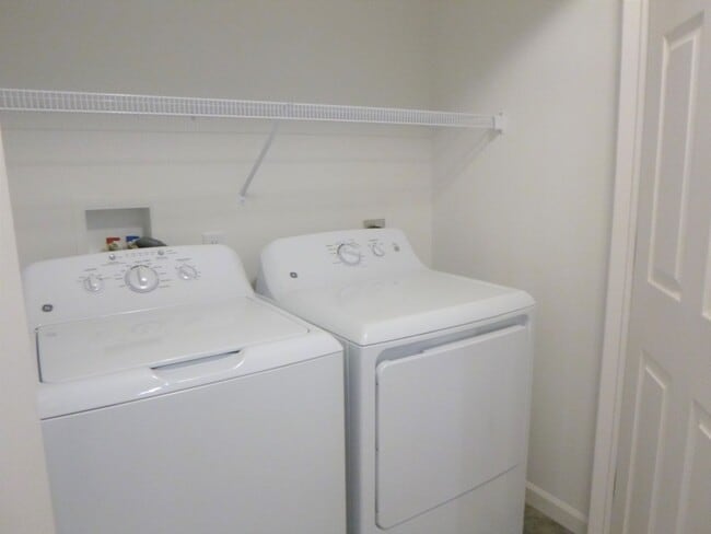 Building Photo - Luxury Townhome!