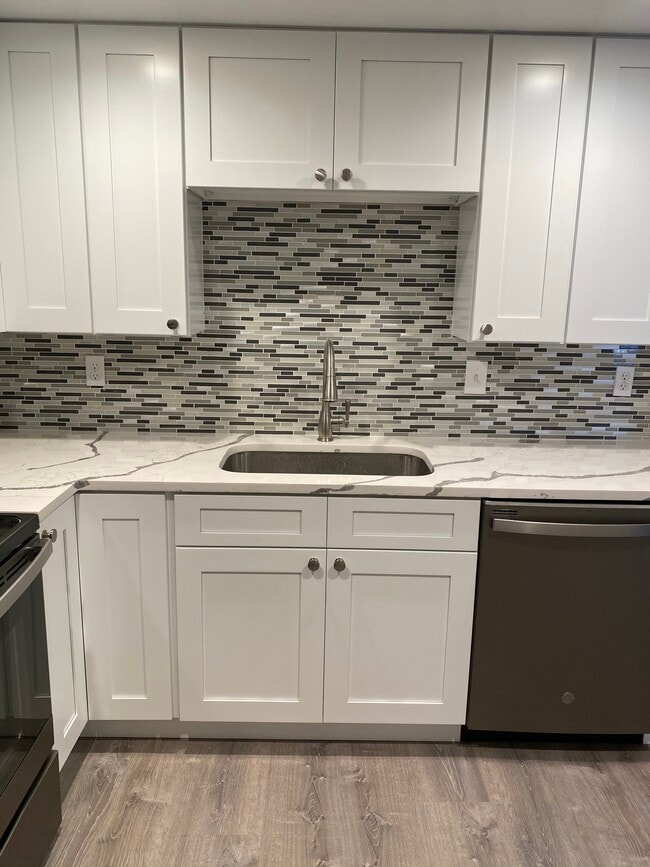 Kitchen-1 - 1530 Key Blvd