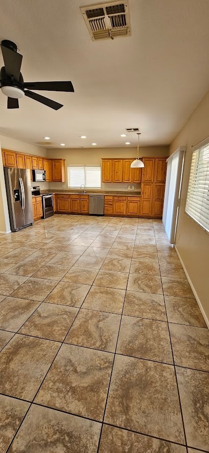 Building Photo - Fantastic 5BEDROOM+LOFT / 3 BATH home For ...