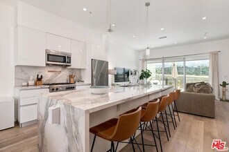 Building Photo - 957 Figueroa Terrace