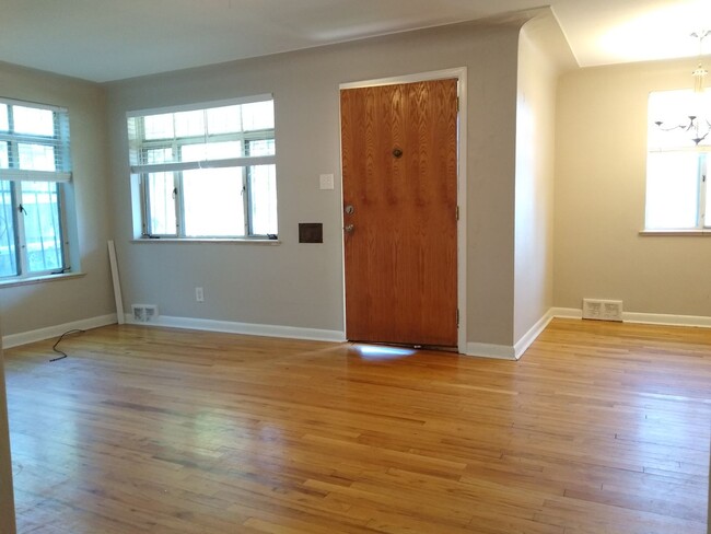 Building Photo - Park Hill 2 Bedroom 1 Bath Central Air! At...