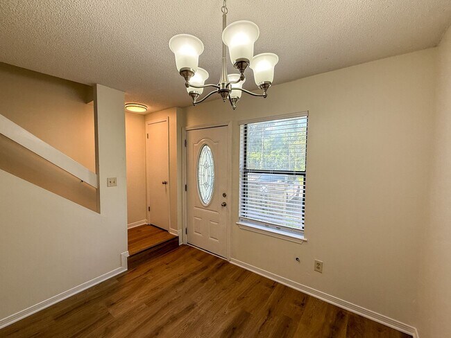 Foto del edificio - Completely remodeled 2 bedroom 1.5 bath to...