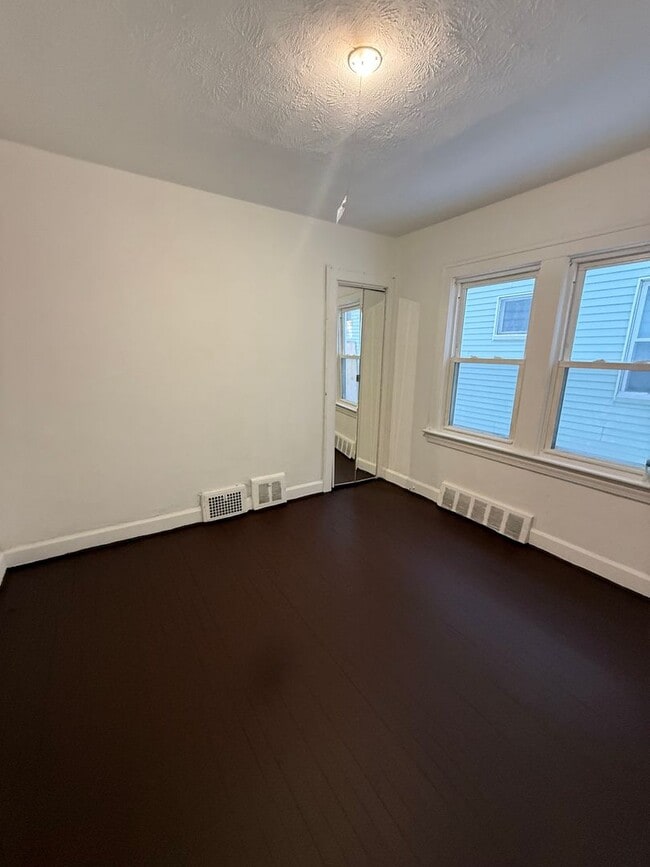 Foto del edificio - 10214 Nelson Ave