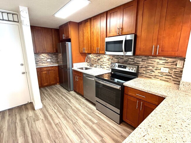 Foto del edificio - Waikiki! Marina Towers-Large, 2 Bdrm., 1.5 bath, cov'd pkg./washer/dryer in apt.