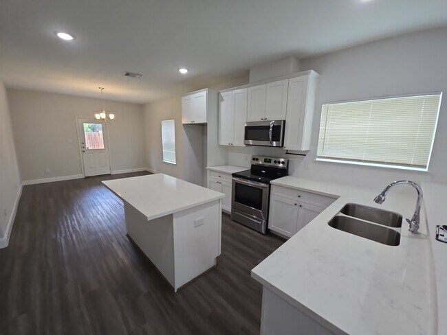 Foto del edificio - 8235 Locksley Rd