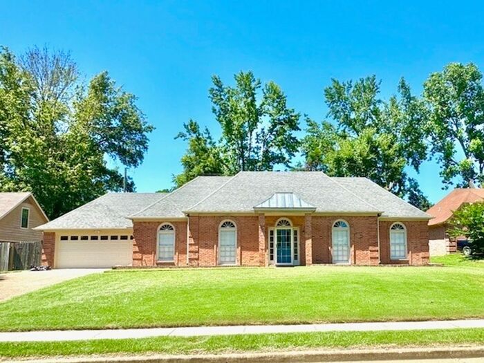 Foto principal - Spacious 3 Bedroom 2 Bath Home In Southeas...