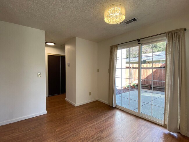 Building Photo - BEAUTIFULLY UPDATED - IN UNIT LAUNDRY - CL...