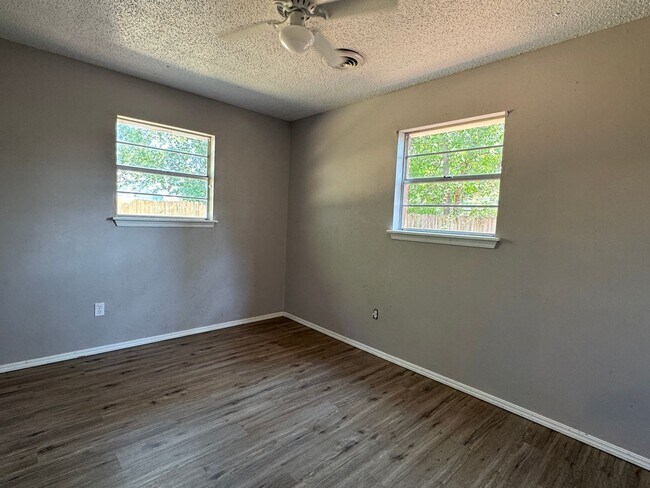 Foto del edificio - 314 SW 68th- $200 OFF AT MOVE IN!