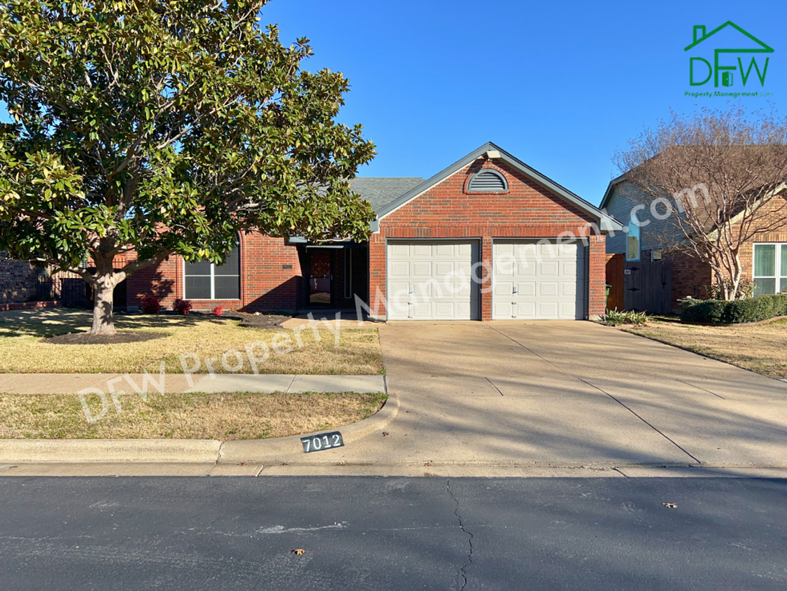 Foto principal - Charming 3-Bedroom Home in Watauga, TX!