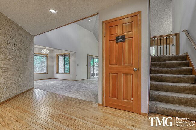 Building Photo - Gorgeous 4 bed 3 bath home in quiet Ellswo...