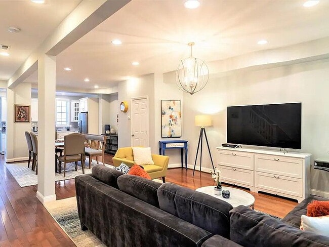 Foto del edificio - "Spacious 3-Bed, 3-Bath Urban Retreat in Vibrant Washington, DC Neighborhood!"