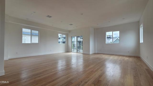 Building Photo - 915 N Ridgewood Pl
